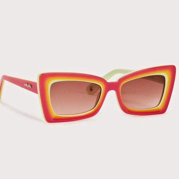 Cult Gaia ZaZa Sunglasses in Dragonfruit - Picture 3 of 10